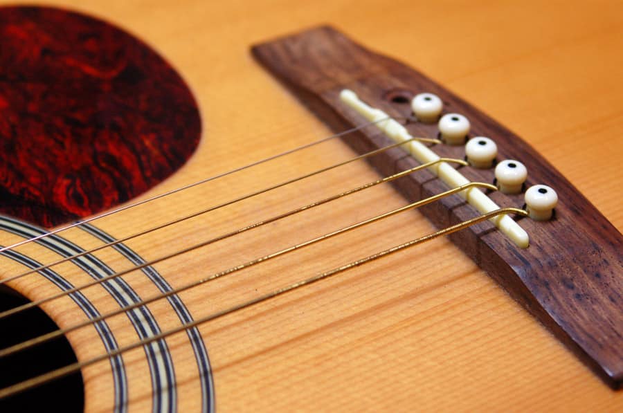 Changer ses cordes sur guitare Folk et classique 