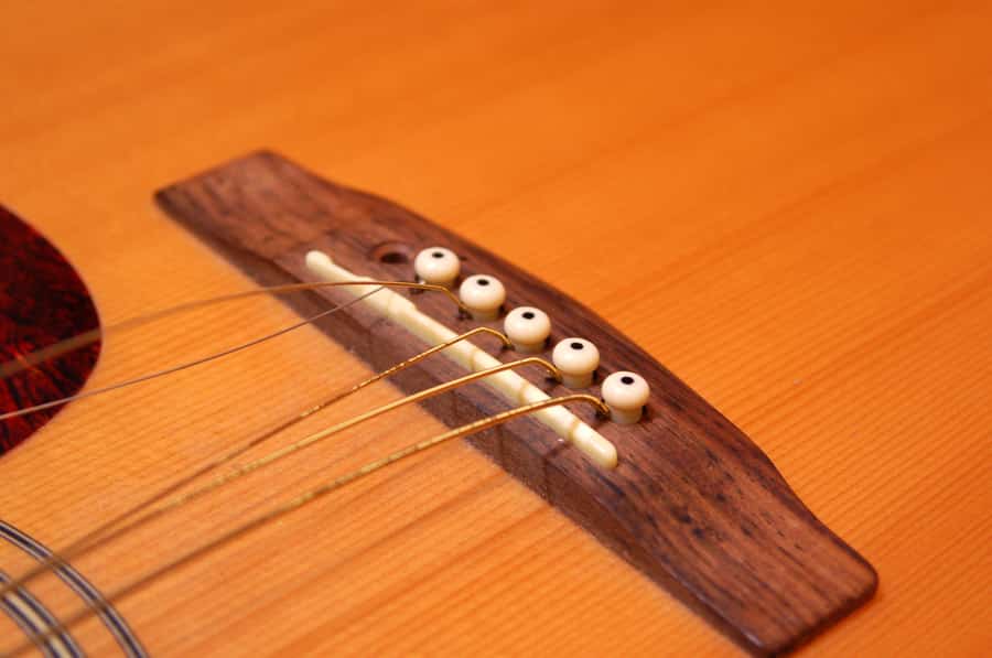 Restauration d'une guitare folk avec un chevalet arrachéRestauration d'une  guitare folk avec un chevalet arraché