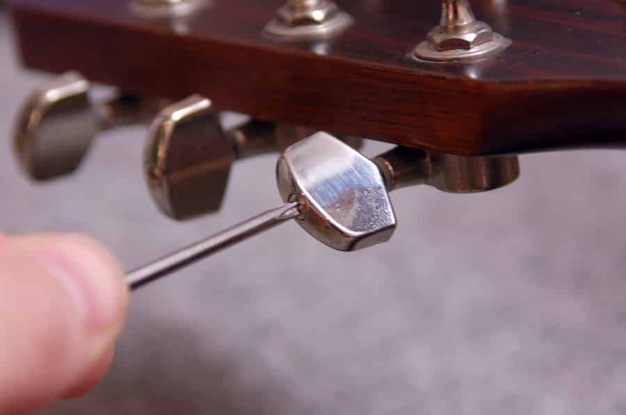 Changer ses cordes de guitare - Entretenir sa guitare - EasyZic