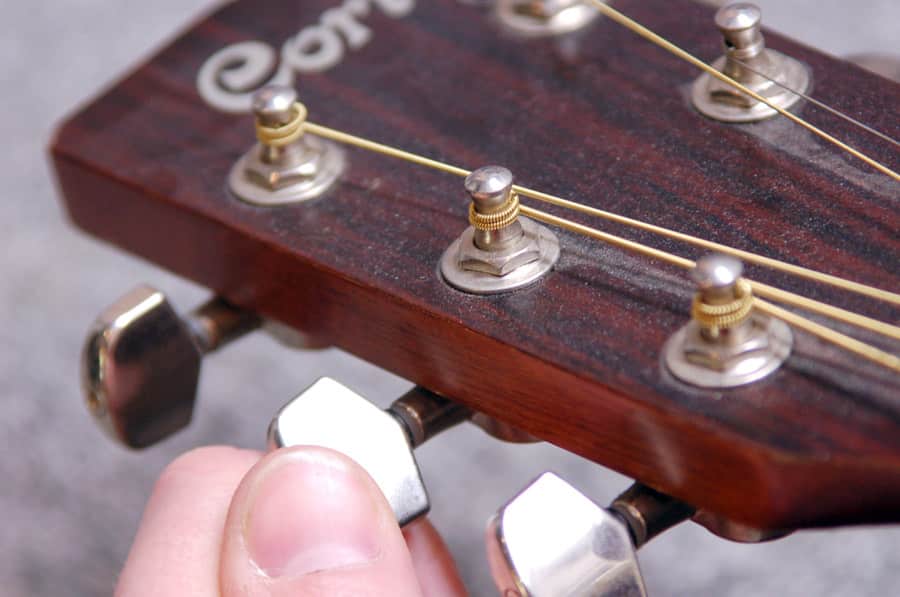 CHANGEMENT DE CORDES POUR LES GUITARES ELECTRIQUES 