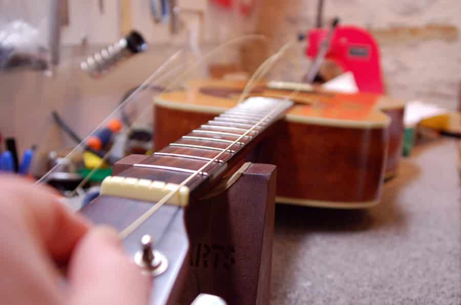 Comment nettoyer les cordes d'une guitare: 10 étapes