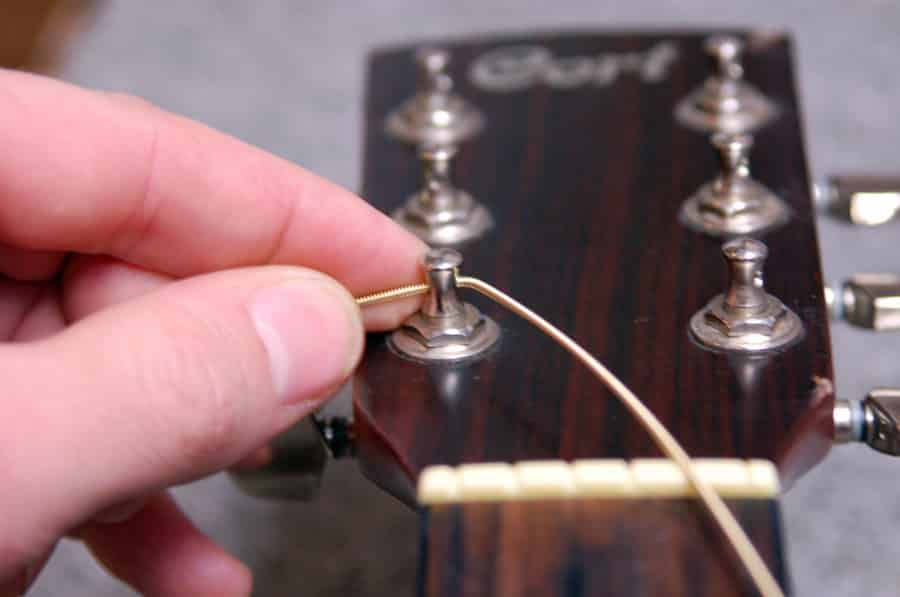 Changer ses cordes sur guitare Folk et classique 