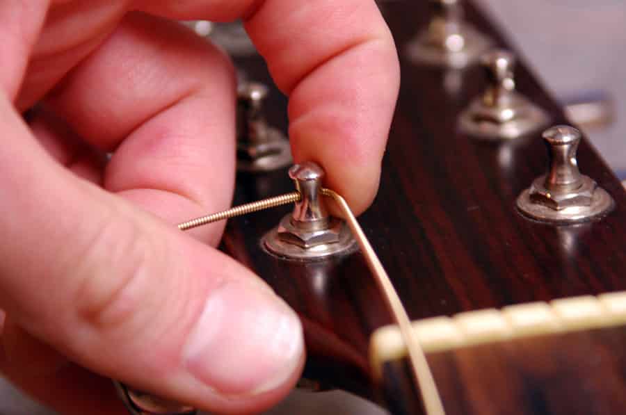 Corde De Guitare électrique Accrochée à L'ongle Créant Un Son