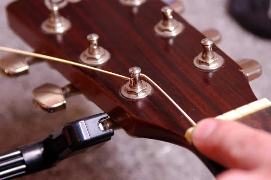 Changer les cordes de sa guitare électrique - Cours de Guitare