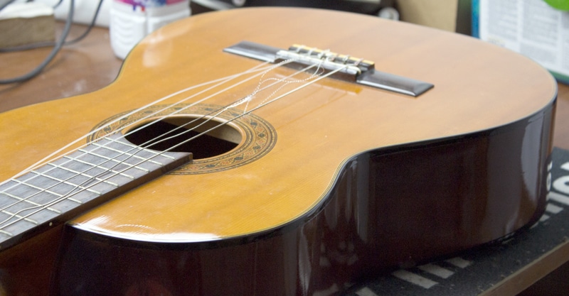 Changer une corde de guitare Classique en images - Guitaratonton - cours de  guitare à Nantes