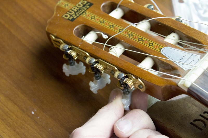 La différence entre une guitare avec des cordes en Nylon et en