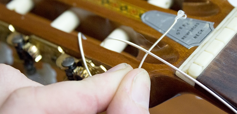 Changer une corde de guitare Classique en images - Guitaratonton - cours de  guitare à Nantes