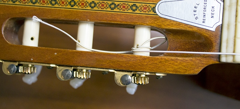 Changer une corde de guitare Classique en images - Guitaratonton