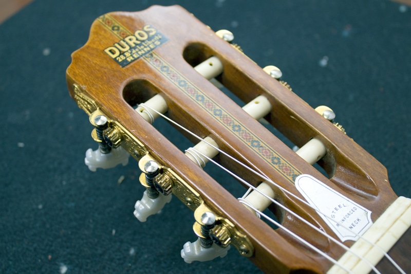 Changer une corde de guitare Classique en images - Guitaratonton - cours de  guitare à Nantes