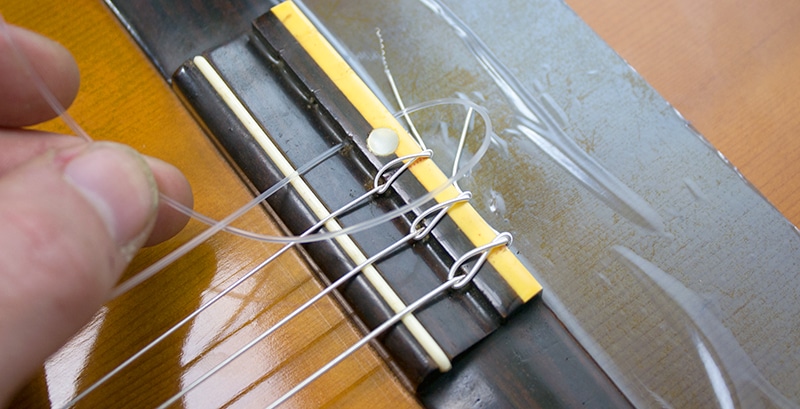 Changer une corde de guitare Classique en images - Guitaratonton - cours de  guitare à Nantes