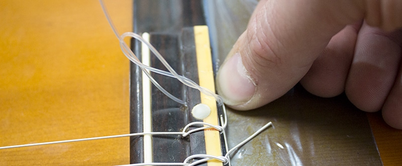 Changer une corde de guitare Classique en images - Guitaratonton - cours de  guitare à Nantes