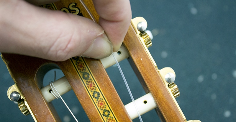 Comment changer les cordes d'une guitare classique - Methode de pro !