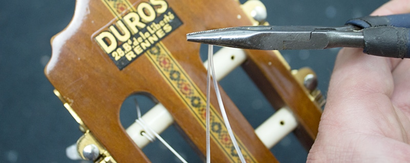 Changer une corde de guitare Classique en images - Guitaratonton - cours de  guitare à Nantes