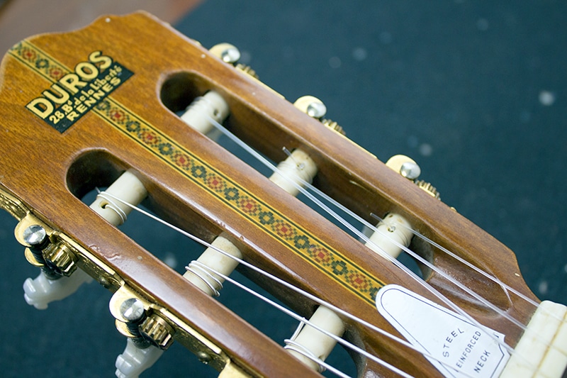 Changer ses cordes sur guitare Folk et classique 