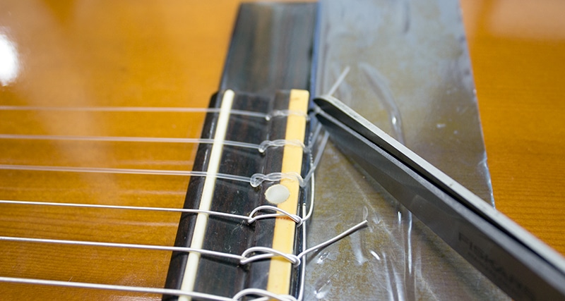 On coupe avec les ciseaux les bouts de cordes classiques qui dépassent trop