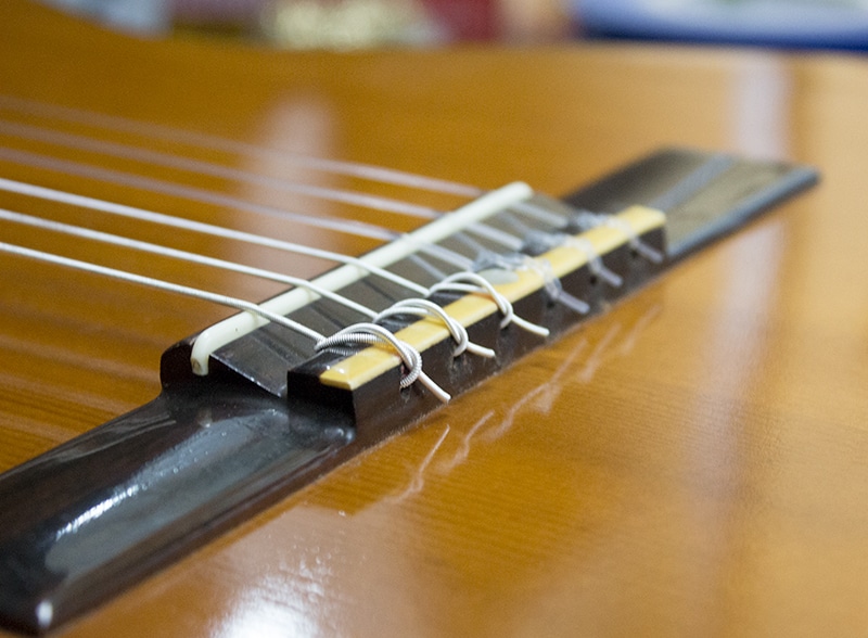 Changer ses cordes sur guitare Folk et classique 